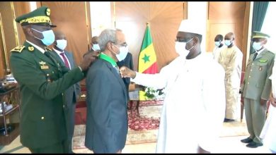 Photo of الرئيس السنغالي يكرم السفير شيخنا النني ملاي الزين